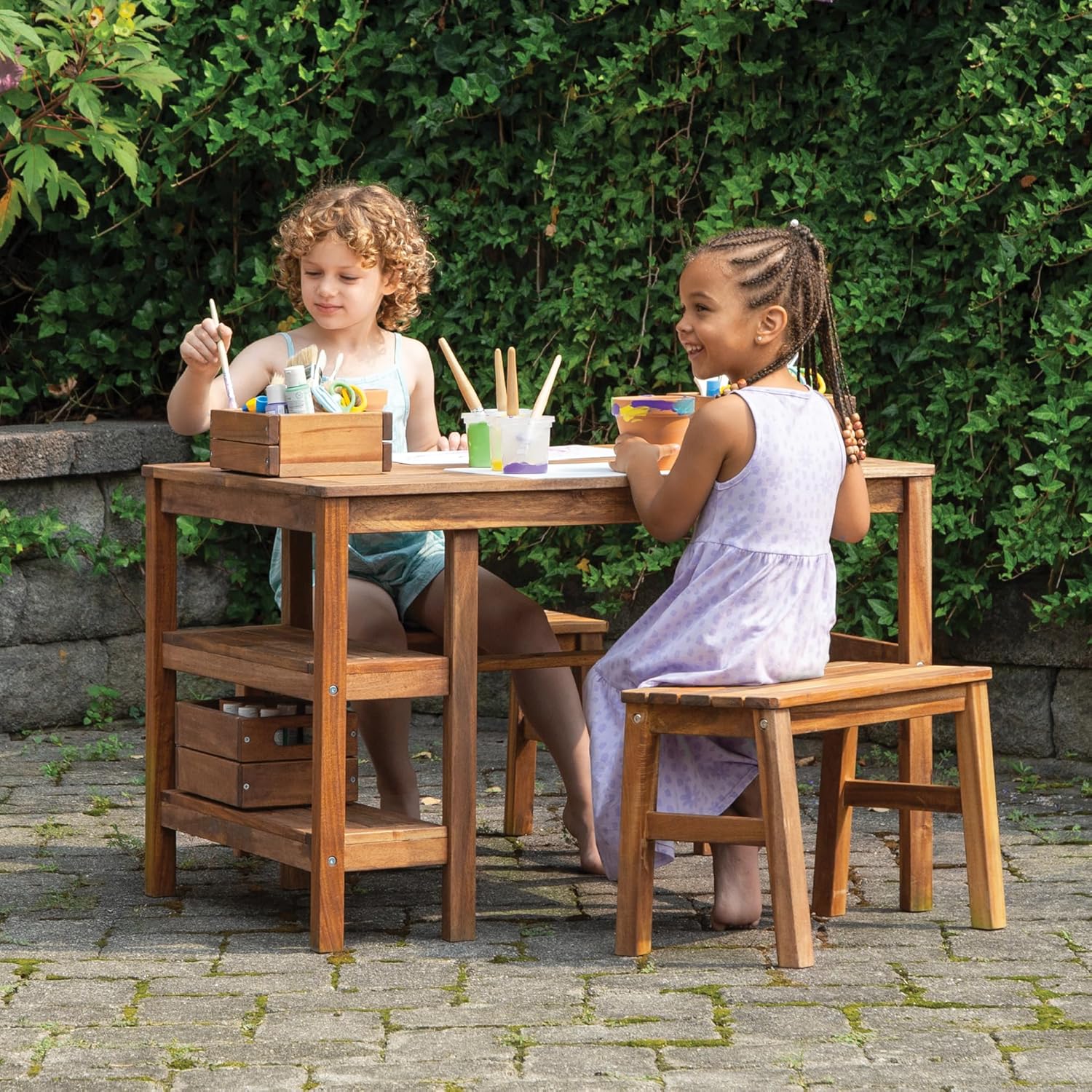 Kids Outdoor Activity Table - 子供用屋外クラフトテーブルとベンチ2脚セット：アカシア材アクティビティデスク（クレート、キャディー、収納棚付き） | 子供たちの遊び、カスタマイズ可能