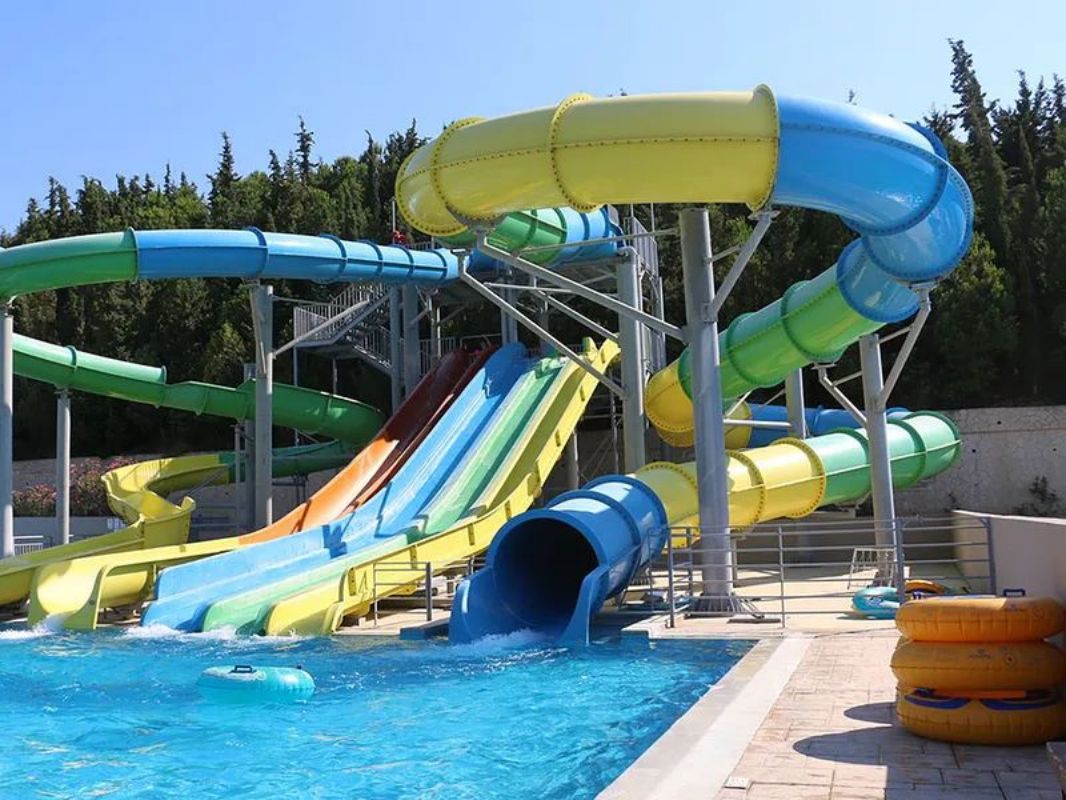 屋外アクアウォーターパーク遊具 子供用クローズドスパイラルウ - Outdoor Children'S Park のレビューと価格